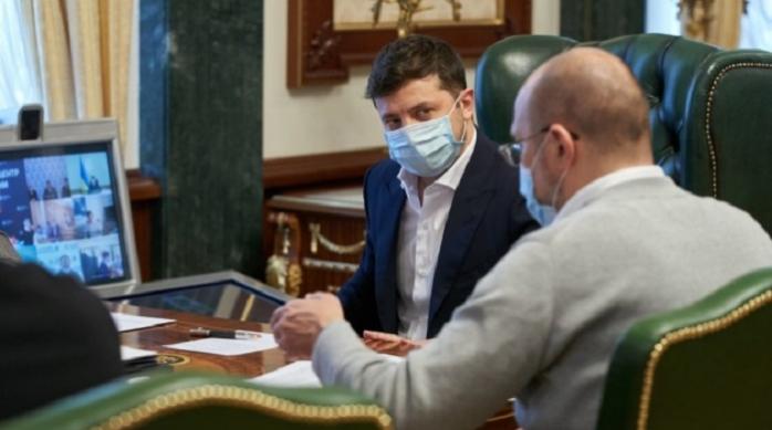Шмыгаль и Зеленский хотят, чтобы волонтеры следили за украинцами в общественных местах