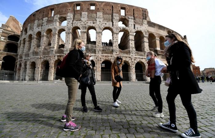 У Римі штрафуватимуть тих, хто кидає рукавички і маски на вулиці. Фото: Интерфакс