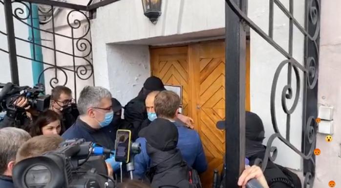 Дело Порошенко: спецназ ГБР выломал двери и ворвался в музей Гончара