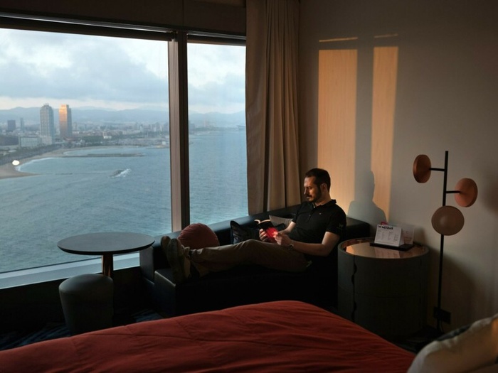 Іспанець вісім тижнів живе один у величезному готелі. Фото: The New York Time