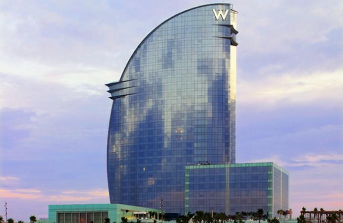 Іспанець вісім тижнів живе один у величезному готелі. Фото: Join UP