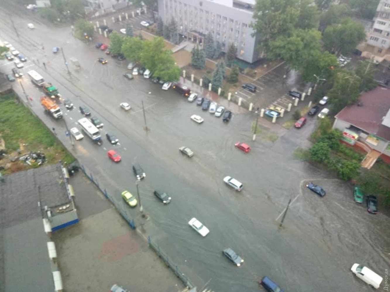 Одесу затопило, поліція перекриває рух вулицями. Фото: Думська