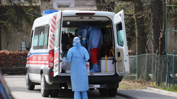 Коронавирус подтвердили у 90 медиков больницы скорой помощи Львова