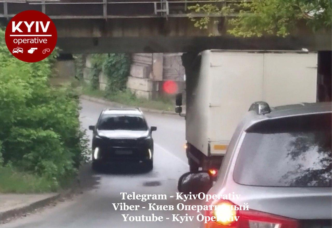 У Києві вантажівка підперла міст і заблокувала рух. Фото: Київ Оперативний