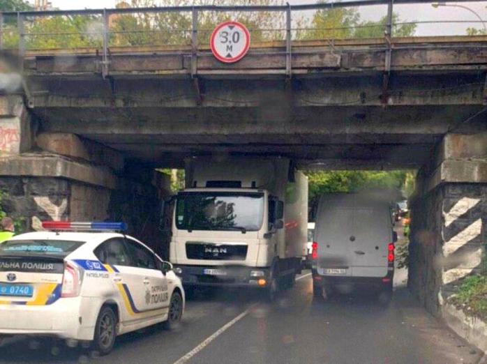 В Киеве грузовик подпер мост и заблокировал движение. Фото: Киев Оперативный