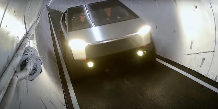 Tesla Cybertruck в туннеле, скриншот видео