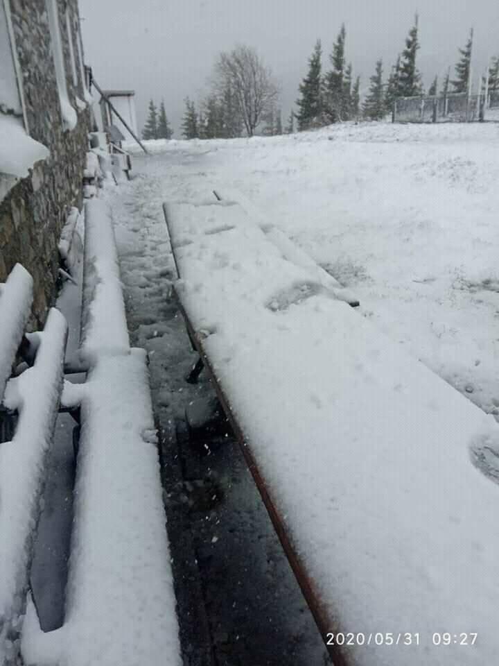 Снег в Карпатах. Фото: Александр Голобин и Черногорский спасательный пост в Facebook