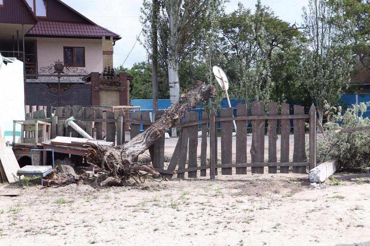 Смерч привел к разрушениям в Бердянске. Фото: «Бердянськ 24»