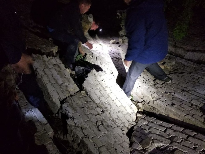 На Київщині під завалами зруйнованої будівлі знайдено тіло 13-річного хлопчика. Фото: Нацполіція