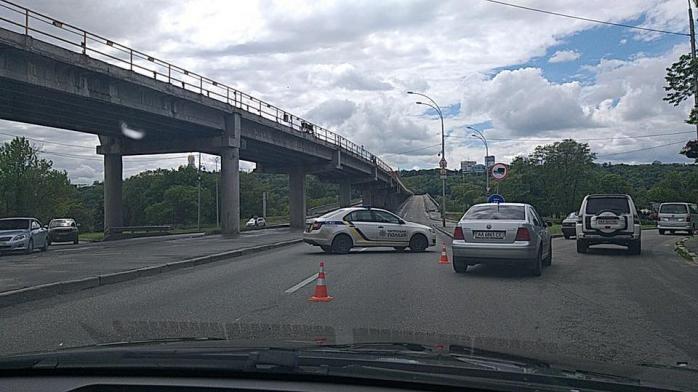 Мост Метро угрожает взорвать неизвестный. Фото: «Киев оперативный» в Facebook
