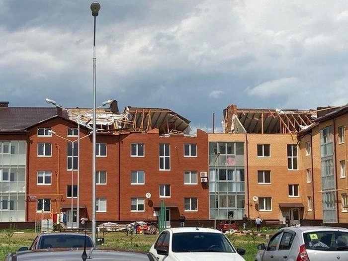 У Росії потужний ураган зривав дахи з будинків. Фото: РІА Новости