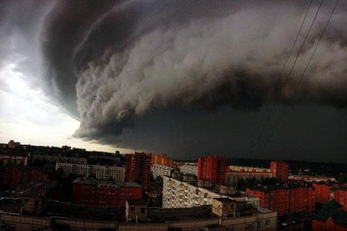 В России мощный ураган срывал крыши с домов. Фото: muzeon.ru