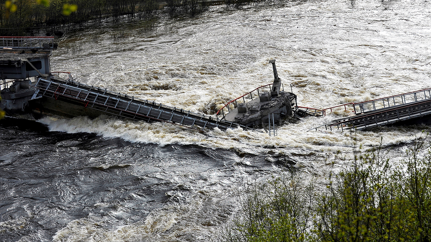 В России рухнул железнодорожный мост. Фото: ТАСС