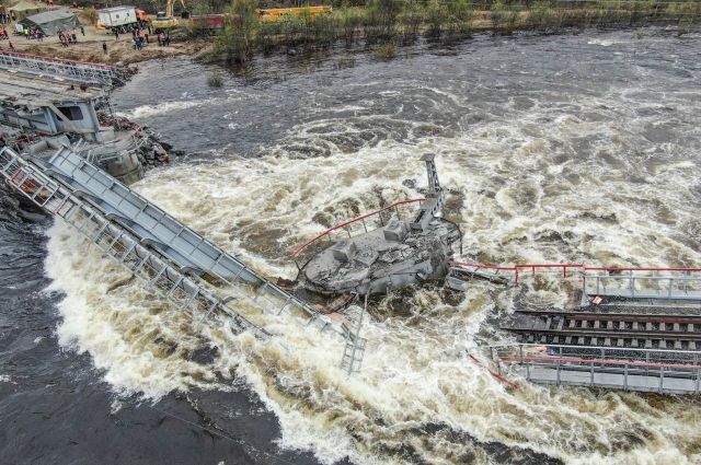 В России рухнул железнодорожный мост. Фото: ТАСС