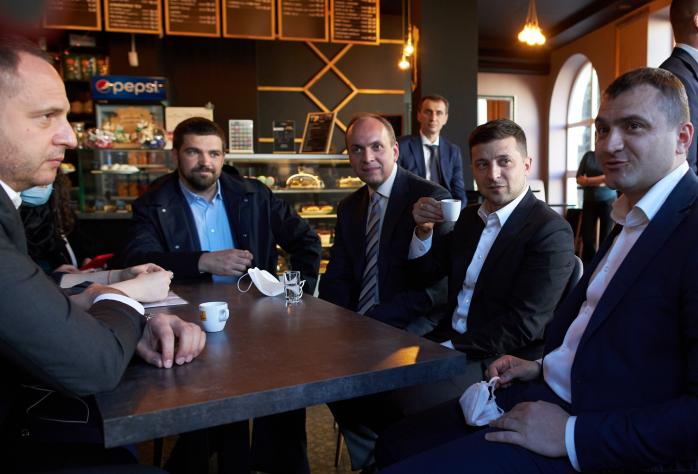 «Крутой кофе» в Хмельницком может аукнуться Зеленскому штрафом. Фото: Офис президента