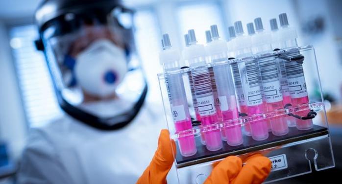 На Днепропетровщине медиков подозревают в фальсификации результатов тестов на коронавирус. Фото: DW