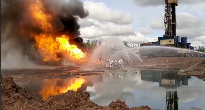 В России уже неделю полыхает нефтяная скважина. Фото: YouTube