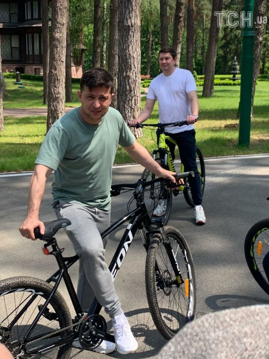 На професійне свято Зеленський вивіз журналістів у ліс на велосипедах, фото — ТСН