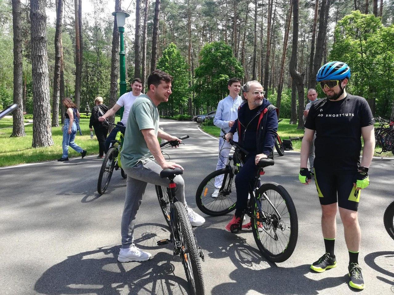 На професійне свято Зеленський вивіз журналістів у ліс на велосипедах, фото — НВ