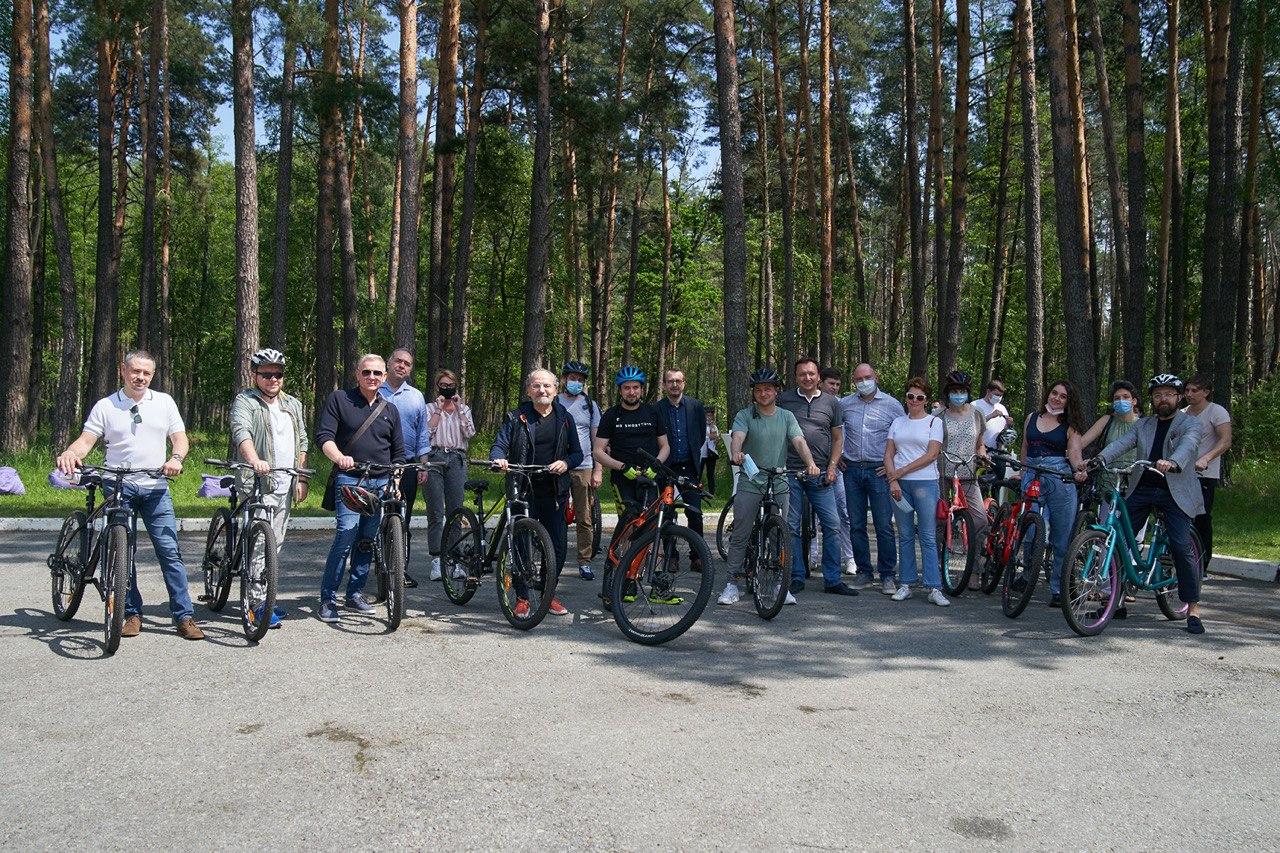 Зеленский вывез журналистов в лес кататься на велосипедах, фото — ОП