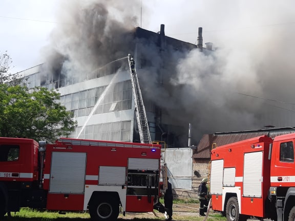 Пожежа в Запоріжжі: горіла взуттєва фабрика, на якій зайнялася гума, фото — ДСНС