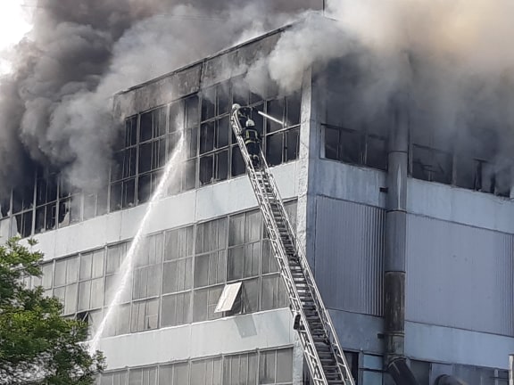 Пожежа в Запоріжжі: горіла взуттєва фабрика, на якій зайнялася гума, фото — ДСНС