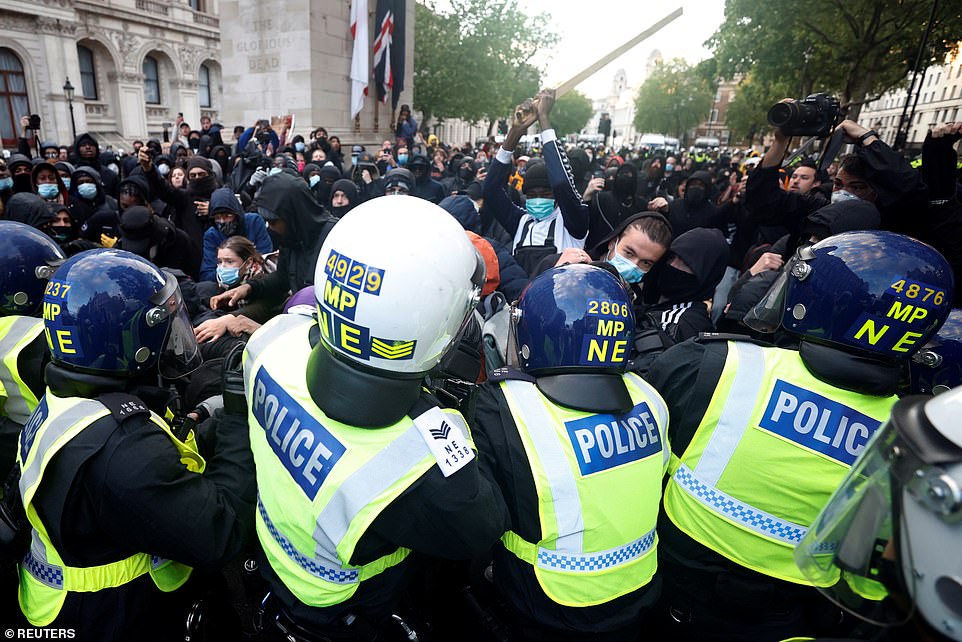 Протести в Лондоні: бійки з силовиками, Мадонна, 23 потерпілих поліцейських та кінь
