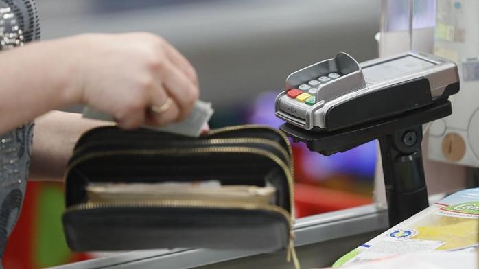 «ПриватБанк» разрешил снимать деньги с карты на кассе. Фото: Pexels