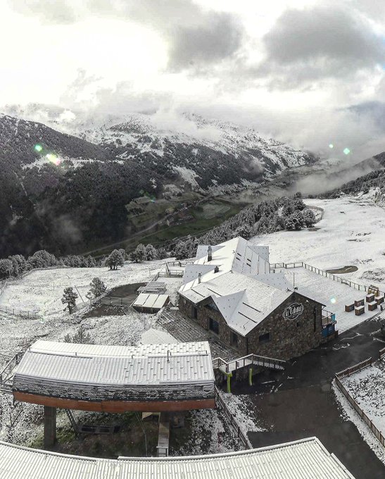 Андорру внезапно засыпало июньским снегом. Фото: Meteo_Pyrenees