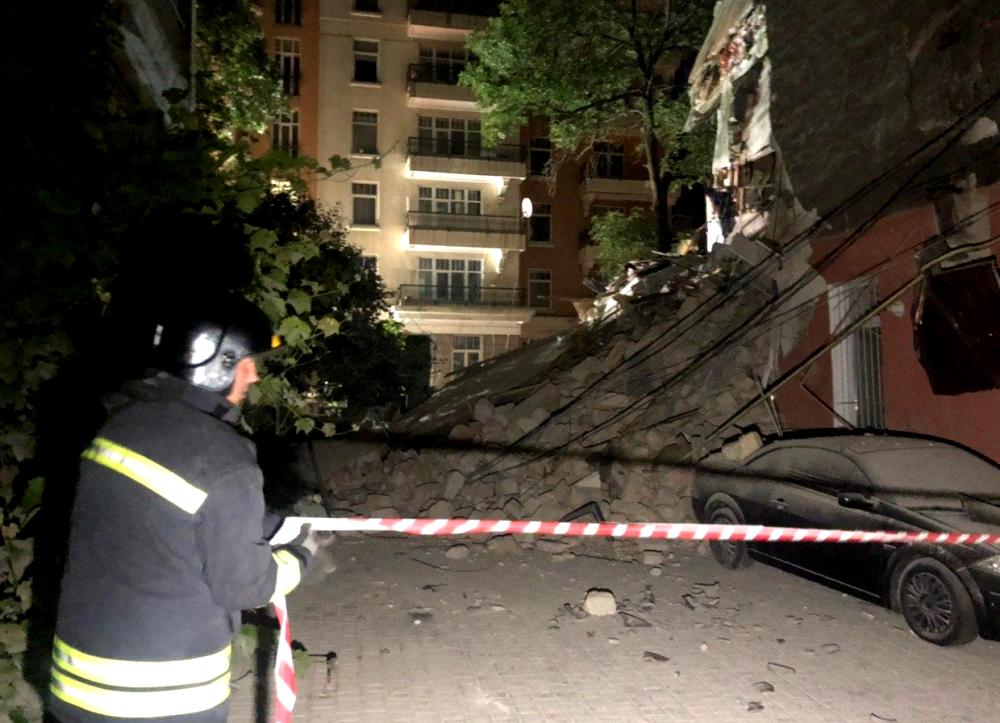 На Французском бульваре обвались жилой дом. Фото: ГСЧС