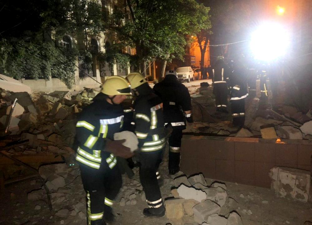 На Французском бульваре обвались жилой дом. Фото: ГСЧС