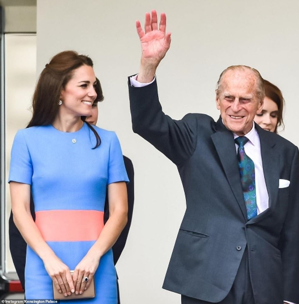 Принц Філіп святкує 99-ліття: з’явилися нові фото британської королівської сім’ї
