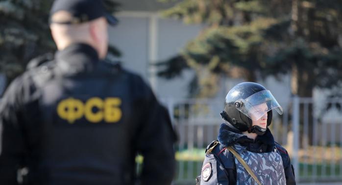 Російські силовики затримали п’ятьох осіб, фото: M.News World