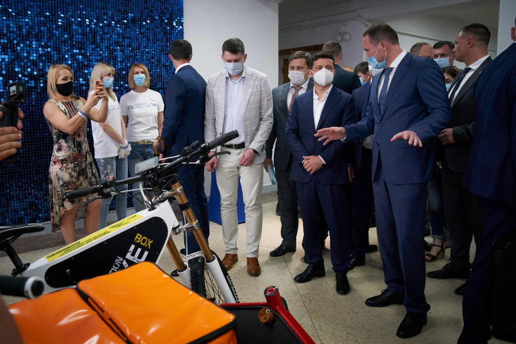 Очки виртуальной реальности и велосипед: чем хвастался перед президентом в Чернигове вероятный новый министр образования, фото — ОП