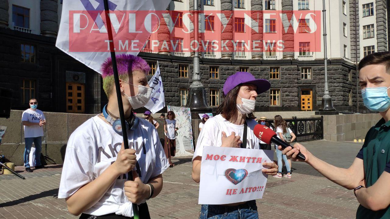 До Зеленського на протест прийшли родичі полонених, а до Шмигаля — представники дитячих таборів, фото — Pavlovskiy News