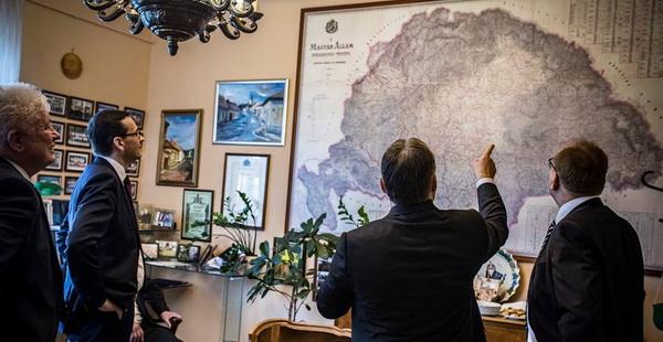 Виктор Орбан перед картой бывшей Австро-Венгрии, фото — ЕП