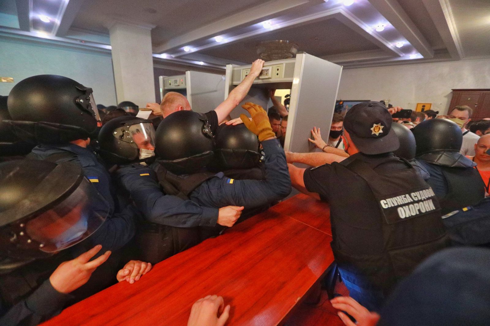 Дело Стерненка: в суде произошли столкновения с полицией, людей не пускают в зал, фото — С.Козлюк