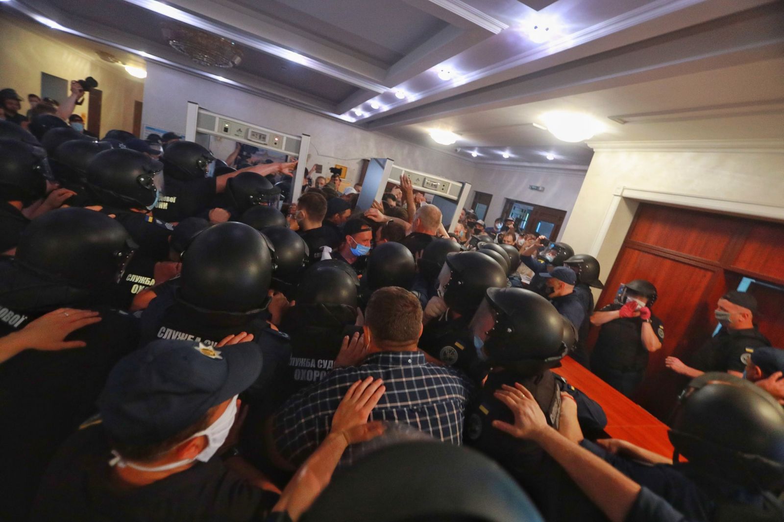 Дело Стерненка: в суде произошли столкновения с полицией, людей не пускают в зал, фото — С.Козлюк