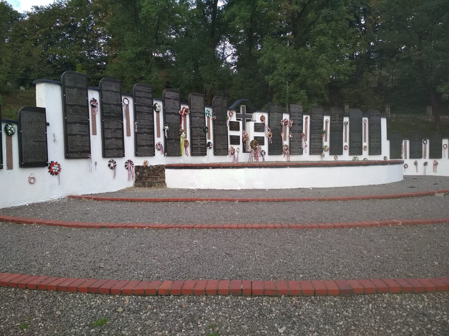 Вандалы осквернили венгерский мемориальный парк на Закарпатье, фото — kiszo.net