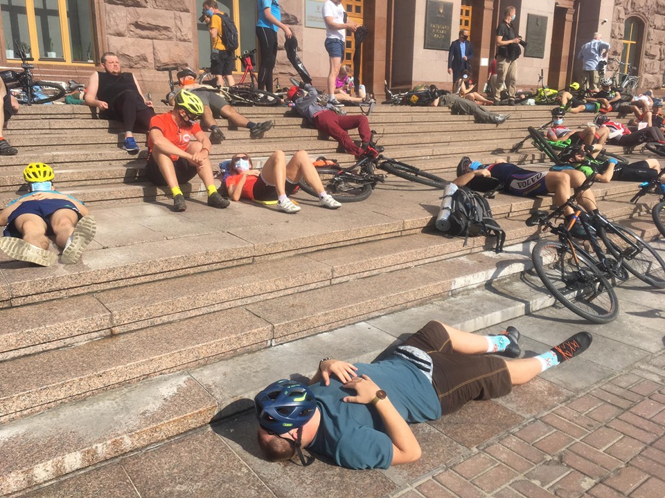 Новини Києва: велосипедисти влаштували лежачий протест під будівлею мерії