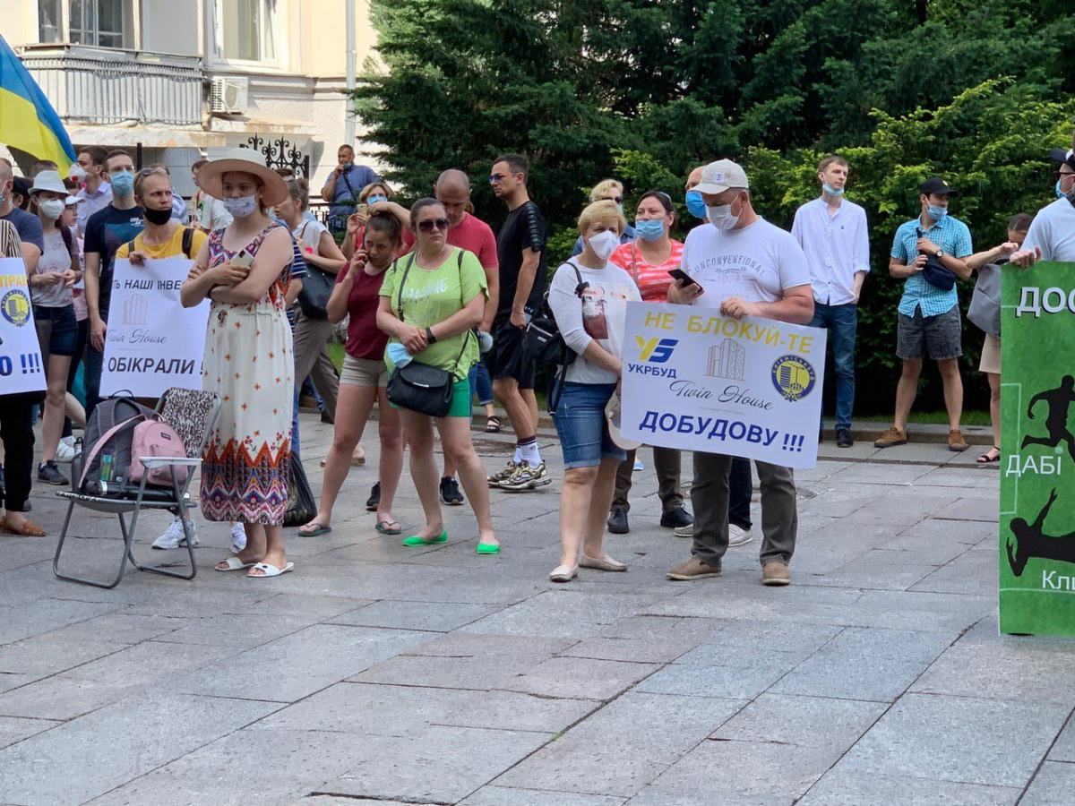 Протести в Києві влаштували ошукані інвестори “Укрбуду”, які принесли Зеленському “таблетку пам’яті”