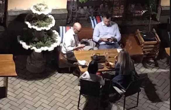 Не «шастав», а вечеряв: Кличко пояснив фото про порушення ним карантину, фото — "Київ нині"
