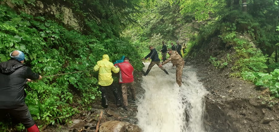 Паводок у Карпатах заблокував понад 20 туристів: рятувальна операція тривала 10 годин