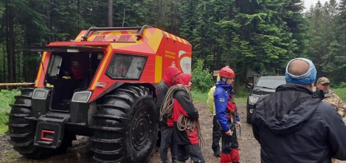 Паводок в Карпатах заблокировал свыше 20 туристов: спасательная операция длилась 10 часов