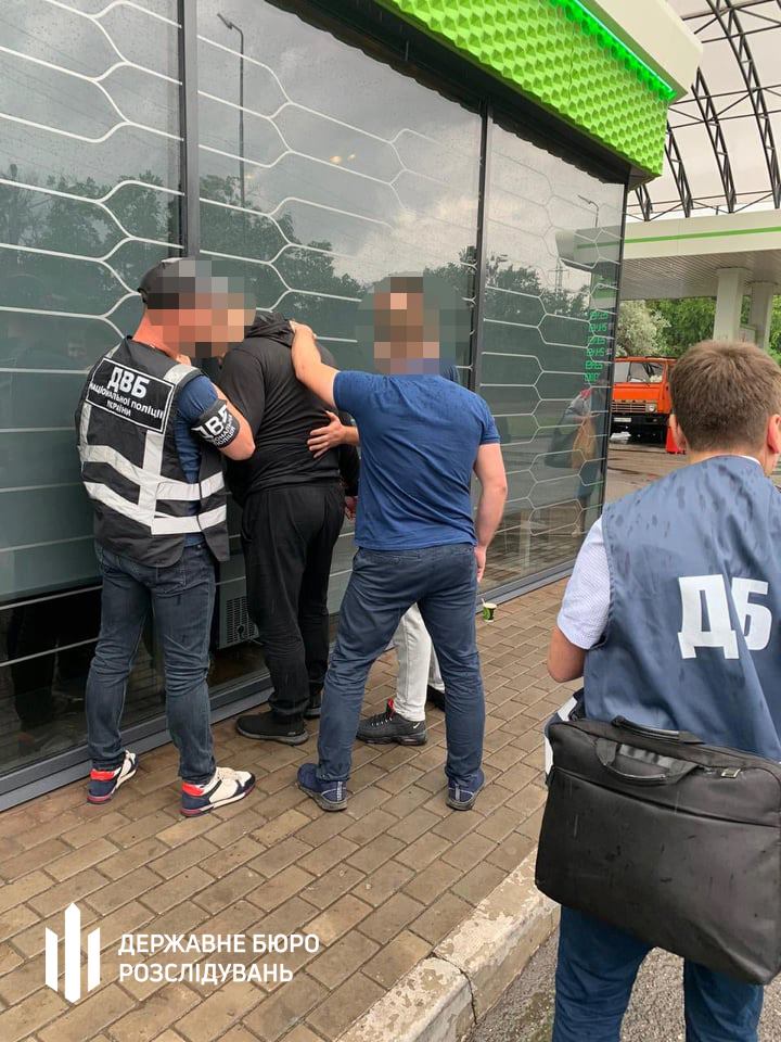"Решал" дела: в Днепропетровской области задержали полицейского на крупной взятке, фото — ГБР