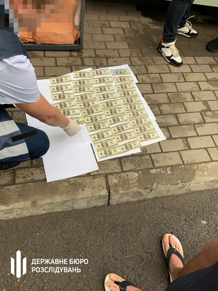 «Вирішував» справи: на Дніпропетровщині затримали поліцейського на великому хабарі, фото — ДБР