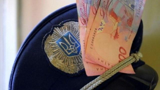 «Вирішував» справи: на Дніпропетровщині затримали поліцейського на великому хабарі, фото — Варіанти