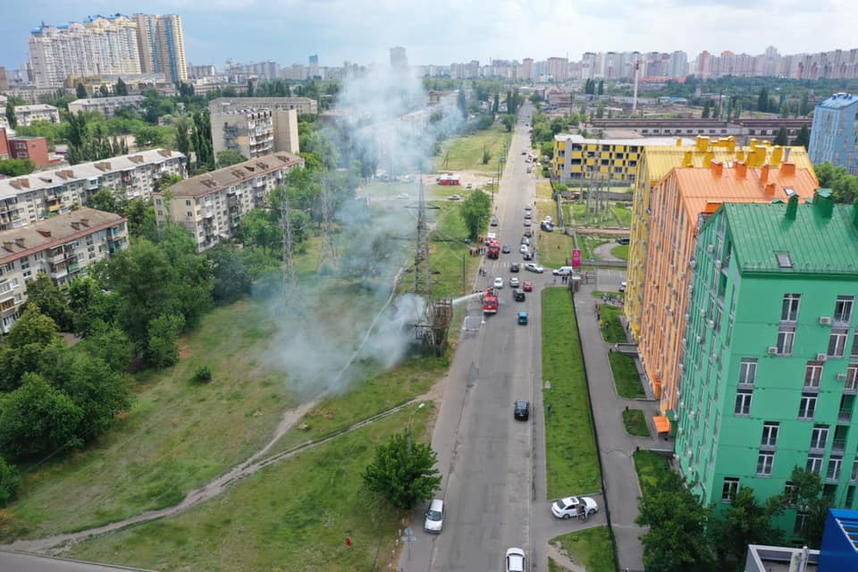 В Киеве горела электроопора, без электроэнергии сидели два района столицы, фото — ФБ "Комфорт-таун"
