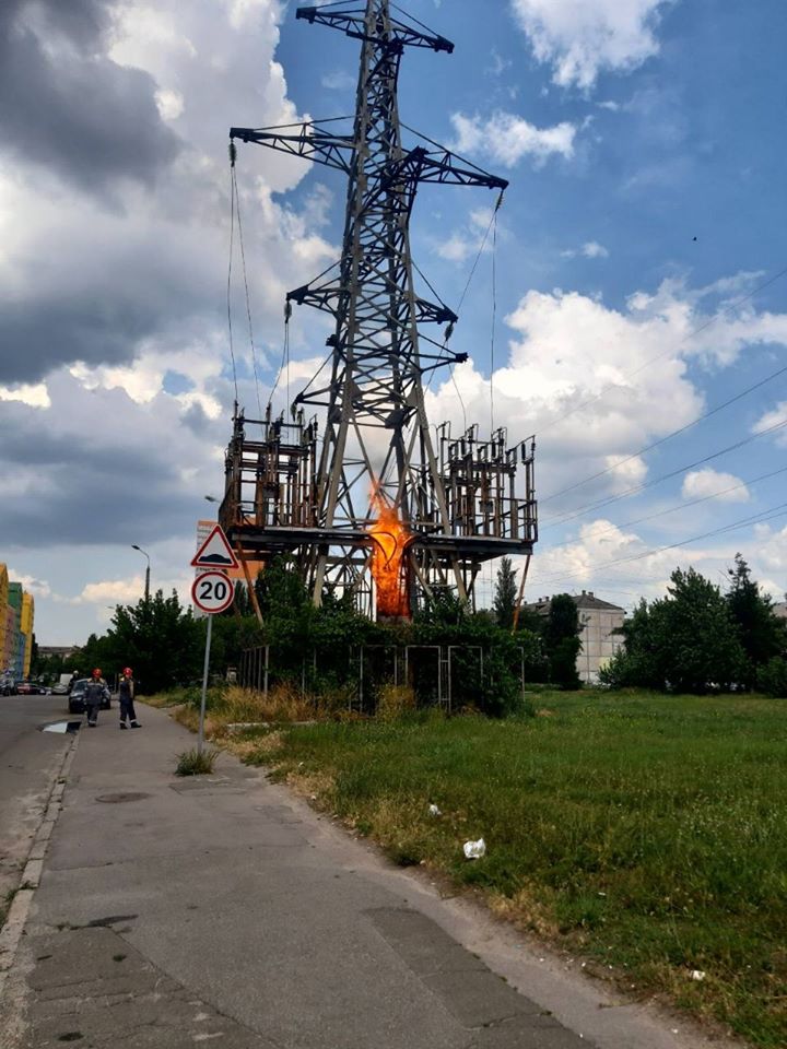 У Києві горіла електроопора, без електроенергії сиділи два райони столиці, фото — ДСНС