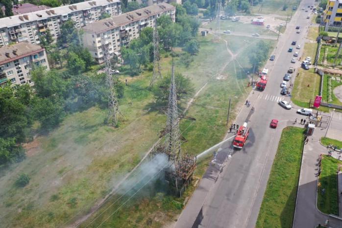 В Киеве горела электроопора, обесточены два района, фото — ФБ "Комфорт-таун"